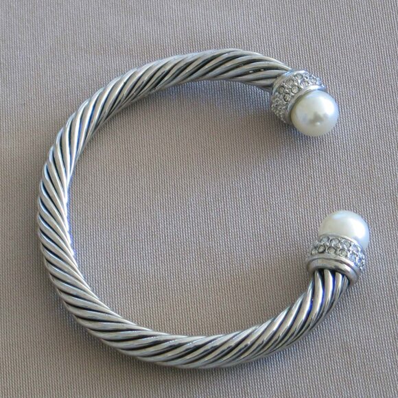 Stainless steel elegant bangle bracelet - Picture 2 of 4